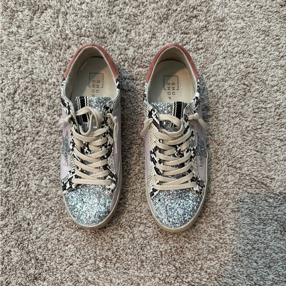 Stylish Multicolor Sneakers with Star Detail - Picture 3 of 6